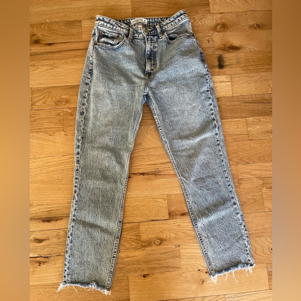 Abercrombie The Mom High Rise acid wash size 26